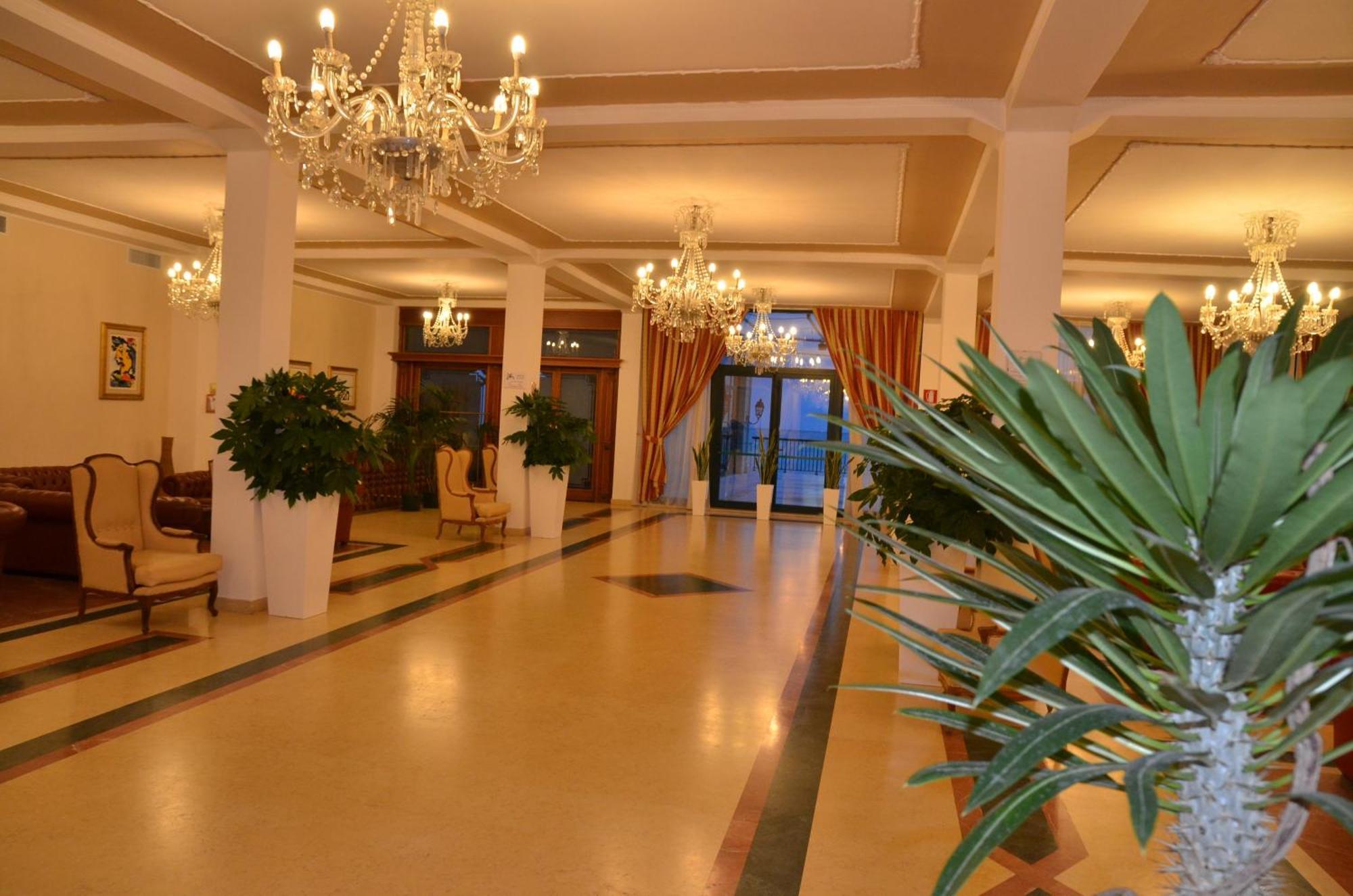 Grand Hotel Montesilvano Marina エクステリア 写真